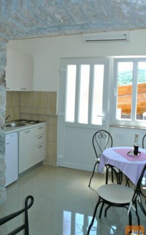 Private kitchen | Fridge, stovetop, electric kettle, toaster - Apartments Djurdjica (Selca)