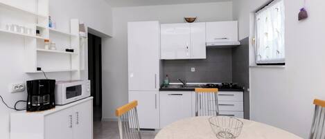 Appartamento (A1) | Cucina privata | Frigorifero, microonde, forno, piano cottura