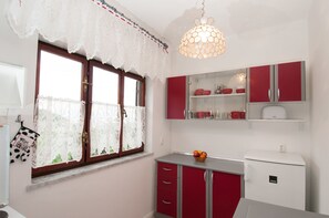 Eget kjøkken | Kjøleskap, mikrobølgeovn, ovn og kokeplater