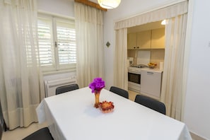 Apartment (A1) | Eigene KĂŒche | KĂŒhlschrank, Mikrowelle, Ofen, Herdplatte