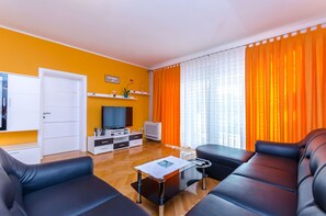 Living room | Flat-screen TV