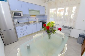 Private kitchen | Fridge, microwave, oven, stovetop