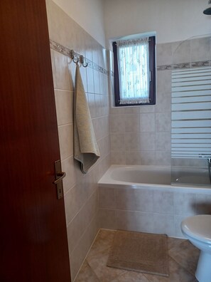 Bathtub, free toiletries, hair dryer, towels