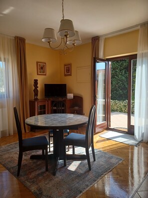 Apartment (A1) | Dining