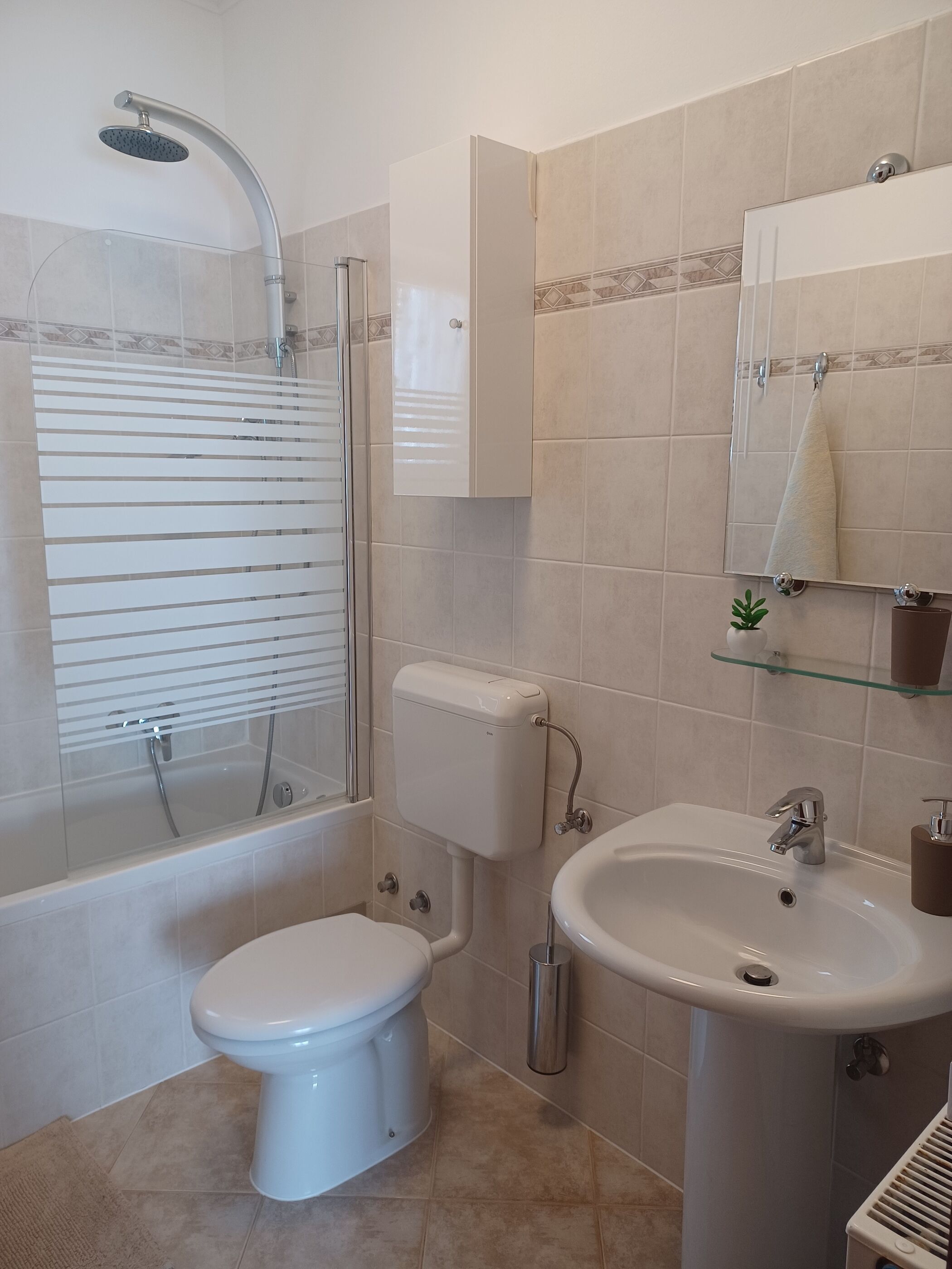 Apartment (A2) | Bathroom | Bathtub, free toiletries, hair dryer, towels