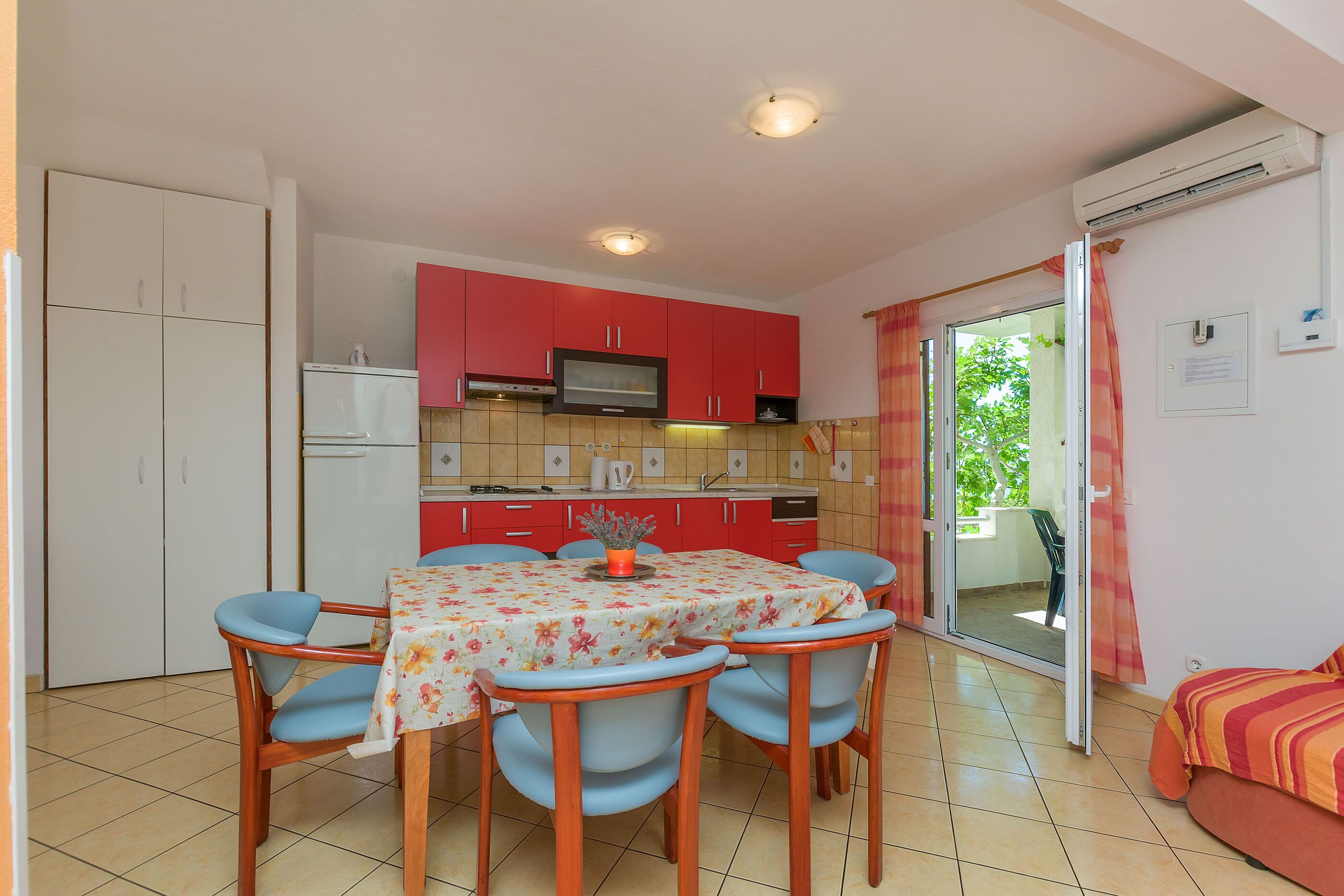 Private kitchen | Fridge, microwave, oven, stovetop