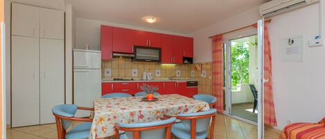 Private kitchen | Fridge, microwave, oven, stovetop