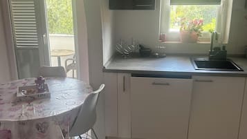 Apartemen (A1) | Dapur pribadi | Lemari es, microwave, oven, dan kompor