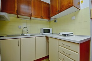 Privat køkken | Køleskab, mikrobølgeovn, ovn, kogeplade