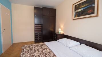 2 habitaciones, tabla de planchar con plancha y ropa de cama