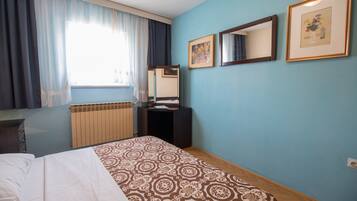 2 bedrooms, iron/ironing board, bed sheets