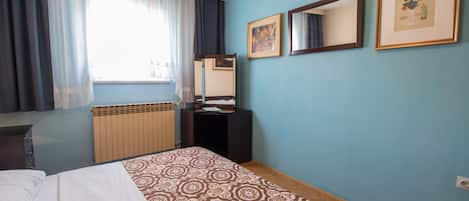 2 makuuhuonetta, silitysrauta/-lauta, vuodevaatteet