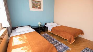 2 عدّة غرف نوم ومكواة/لوح كي وملاءات أسرّة