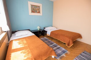 2 habitaciones, tabla de planchar con plancha y ropa de cama 