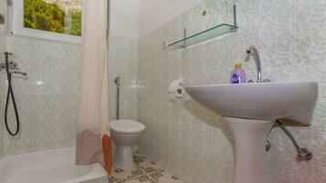 Studio (A2) | Bathroom | Free toiletries