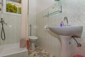 Studio (A2) | Bathroom