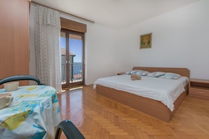 Free WiFi, bed sheets - Apartments Mario (Omis)