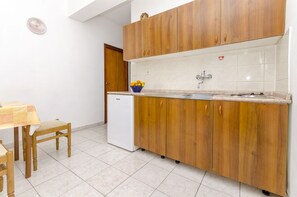 Private kitchen | Stovetop, electric kettle, cookware/dishes/utensils