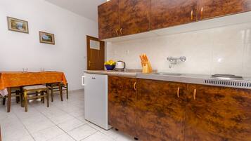 Cocina privada | Parrilla de estufa, tetera eléctrica y utensilios de cocina