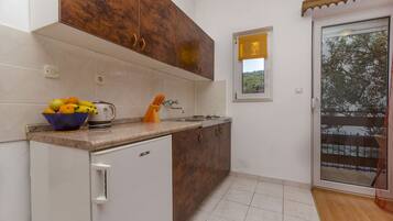 Private kitchen | Stovetop, electric kettle, cookware/dishes/utensils