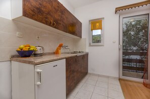 Private kitchen | Stovetop, electric kettle, cookware/dishes/utensils - Apartments Tomislav (Slatine)