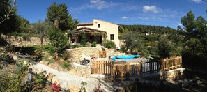 시즌별로 운영되는 야외 수영장