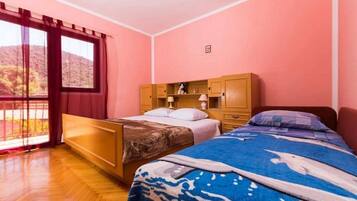 Apartment (A1) | Iron/ironing board, free WiFi, bed sheets