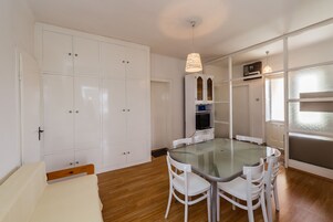 Cocina privada | Frigorífico, microondas, placa de cocina y hervidor eléctrico
