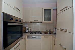 Cocina privada | Refrigerador, microondas, horno y parrilla de estufa 