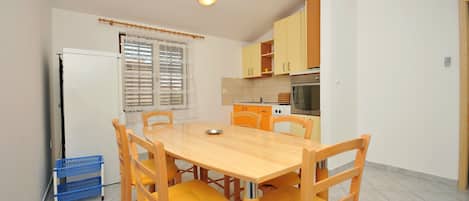 専用キッチン | 冷蔵庫、オーブン、コンロ、調理器具と食器