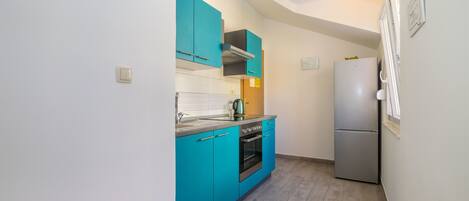 Eigene Küche | Kühlschrank, Ofen, Herdplatte, Wasserkocher mit Kaffee-/Teezubehör