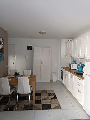 Apartment (A1) | Private kitchen | Fridge, oven, stovetop, electric kettle - Apartment Matmar (Split)