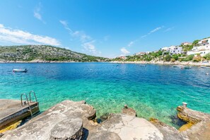 Una spiaggia nelle vicinanze