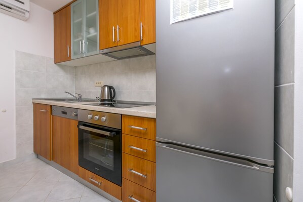 Cocina privada | Refrigerador, microondas, horno y parrilla de estufa