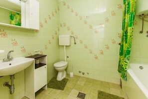 Bathroom | Bathtub