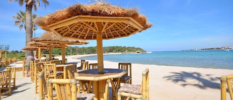 Una spiaggia nelle vicinanze