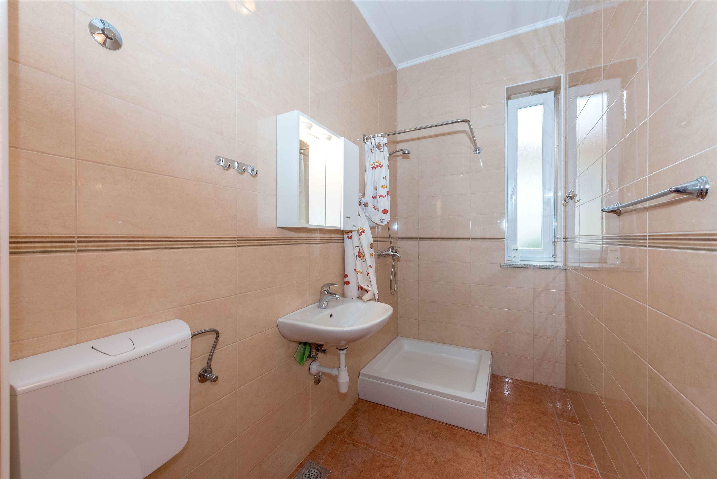 Un bagno con il water, un lavandino e una vasca.