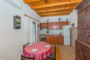 Cocina privada | Refrigerador, horno, parrilla de estufa y utensilios de cocina 