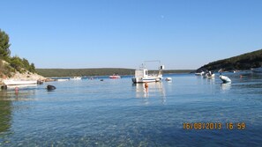 Un lac paisible, avec des bateaux et une eau claire.