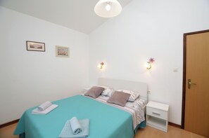 House | 2 bedrooms, iron/ironing board, free WiFi