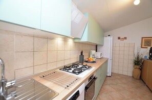 Hus | Eget kjøkken | Kjøleskap, mikrobølgeovn, ovn og kokeplater