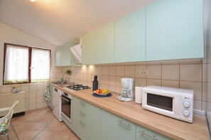 House | Private kitchen | Fridge, microwave, oven, stovetop - House Marlu (Marcana)