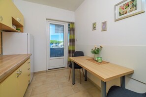 Apartment (A2) | Eigene Küche | Kühlschrank, Herdplatte, Espressomaschine, Wasserkocher