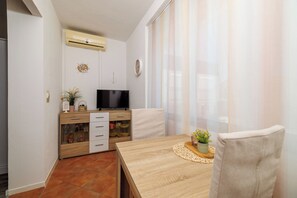 Studio (A3) | Dining