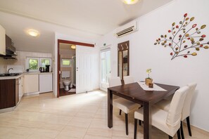 Refrigerador, horno, placa de cocina, cafetera expreso