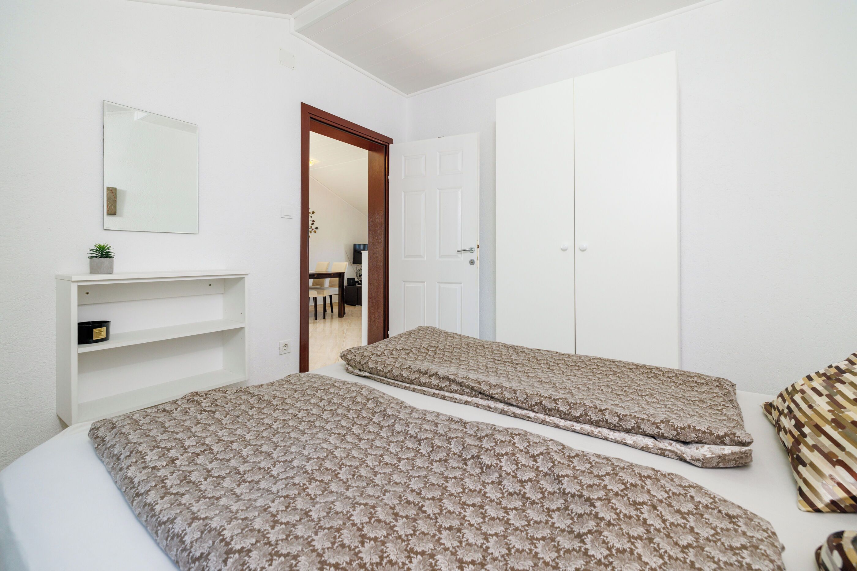 House | 2 bedrooms, iron/ironing board, free WiFi