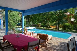 Una piscina al aire libre, una piscina climatizada