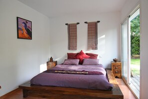 4 dormitorios, escritorio, tabla de planchar con plancha y cuna de viaje