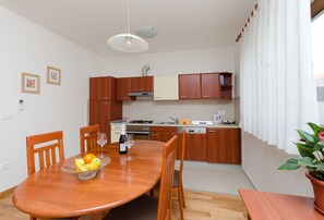 Eigene Küche | Kühlschrank, Herdplatte, Espressomaschine, Kochgeschirr/Geschirr/Besteck