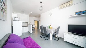Un appartamento moderno con zona pranzo, cucina e soggiorno.
